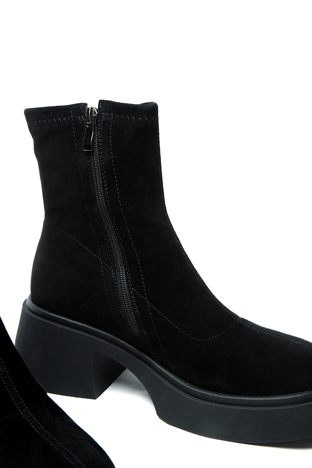 Чорні жіночі черевики на масивній підошві